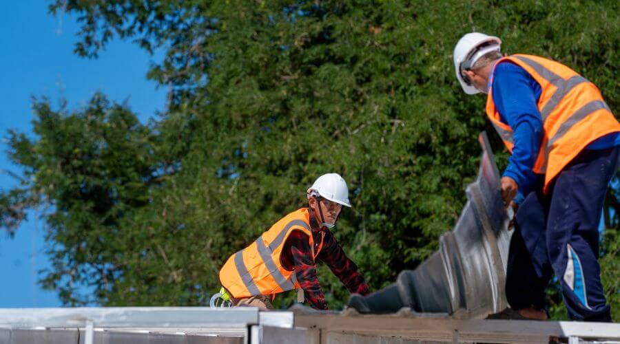 Professional gutter cleaning in Lake Forest, IL